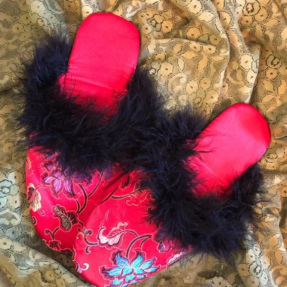 Marabou Feather Satin Slippers Floral Red Multi
New without tags - Picture 6 of 8